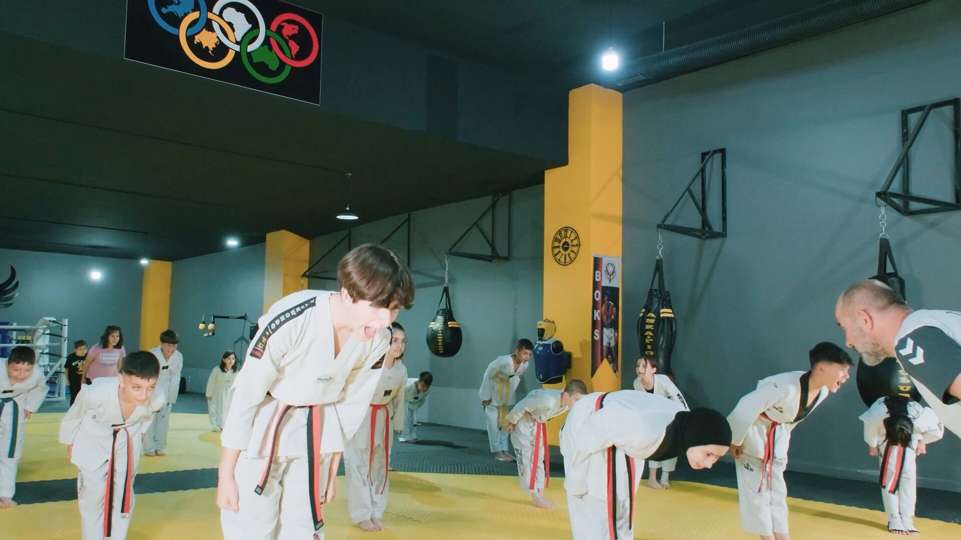Dobok giymiş çocuklar selamlaşırken