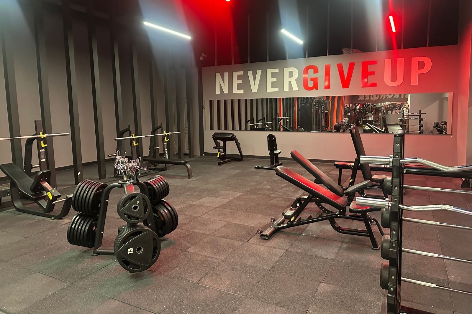 Never Give Up yazılı kırmızı ışıklı antrenman alanı